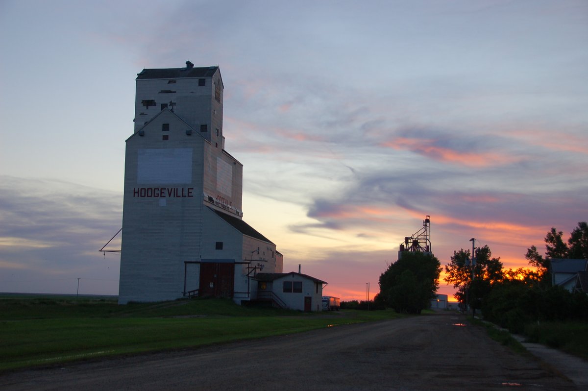 Roadstories's tweet photo. Hodgeville, Saskatchewan at sunset https://t.co/o34j58Xle9
