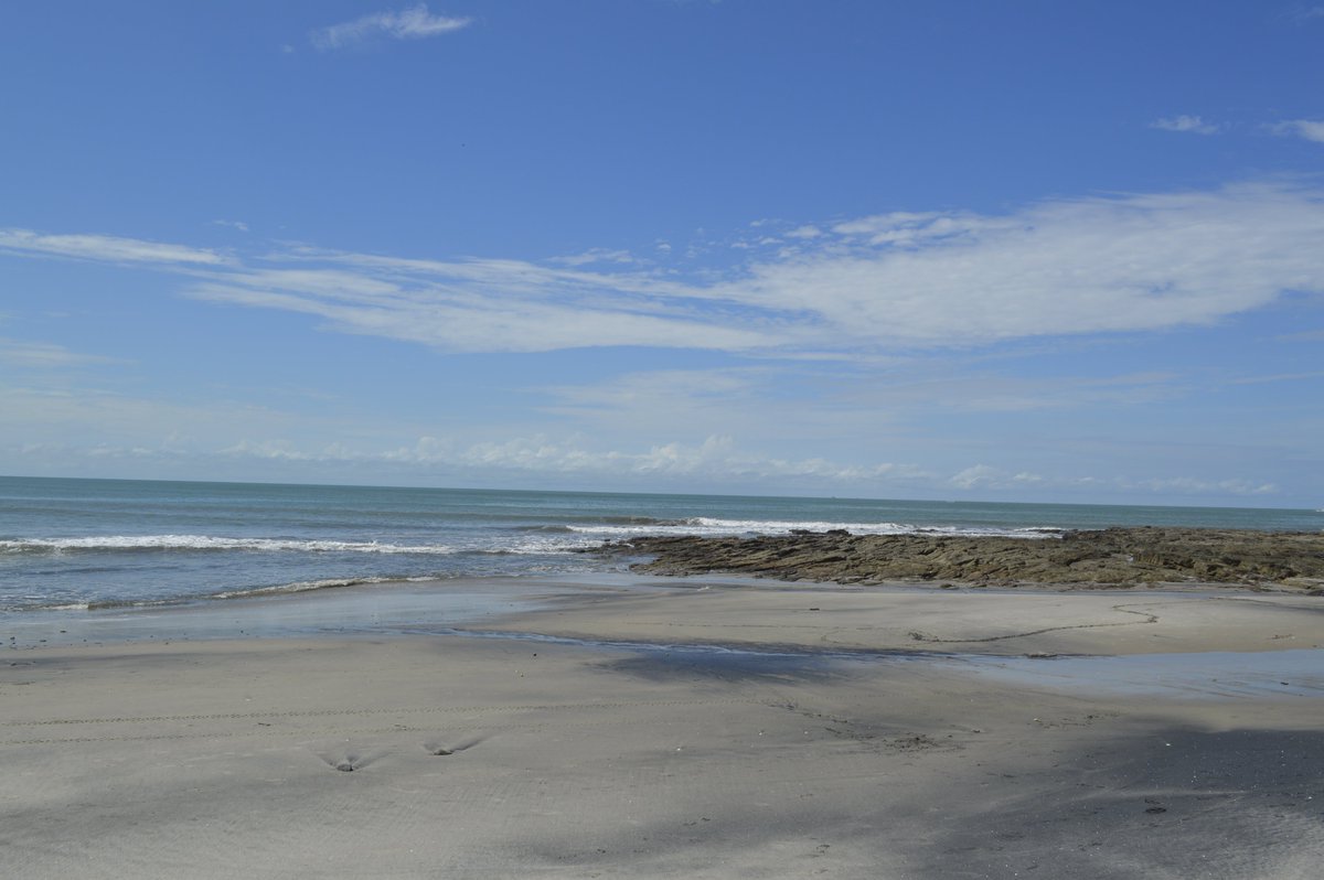 SolarisPty's tweet photo. #Grok #MetaAI #Filosofia #Gorgona #Panama 

la vida es una especie de historia que se cuenta por si misma - creo que más que universo holográfico, se asemeja a una especie de formula matemática de un personaje de sombrero de copa con un saco olor a closet, ósea, cuando olvidas ese saco por 6 meses y luego te lo pones, para mi, un olor muy cool, pienso que el mundo es como eso, fantasía, a lo Lewis, formulas matemáticas escritas en color dorado en las paredes que cambian la realidad, entonces me imagine a Camus, un mundo en donde no comprendemos la realidad, por que tendemos a repetir los mismos patrones mil veces, estas fotos representan para mi Italia Sicilia, nunca eh estado allí, pero leí algo muy bueno de Leonardo - sus inventos ya tenían cuidado con la patente, eso quiere decir que el diseño se trata de eso, de nosotros como piezas con información de los "libros" y la ponemos en practica, entonces al final un movimiento de hace 100 años en el pasado o "30" años atrás se materializa un día común como ayer sábado 30 - no se - pero los arboles eran tan extraños a la realidad que pareciera que arrastre un mundo lejano hacia gorgona y honestamente así lo sentí.