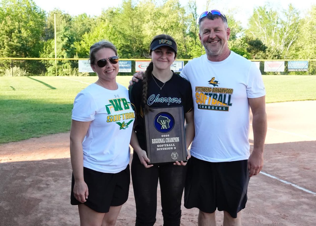 chanson2010's tweet photo. REGIONAL CHAMPS!! So proud of this team, excited to see what we can do this week 💚💛 https://t.co/qwM2QHNImy