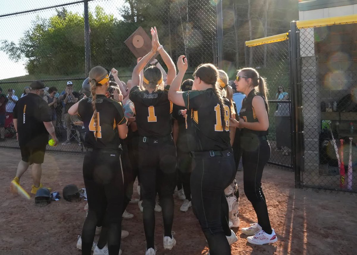 chanson2010's tweet photo. REGIONAL CHAMPS!! So proud of this team, excited to see what we can do this week 💚💛 https://t.co/qwM2QHNImy