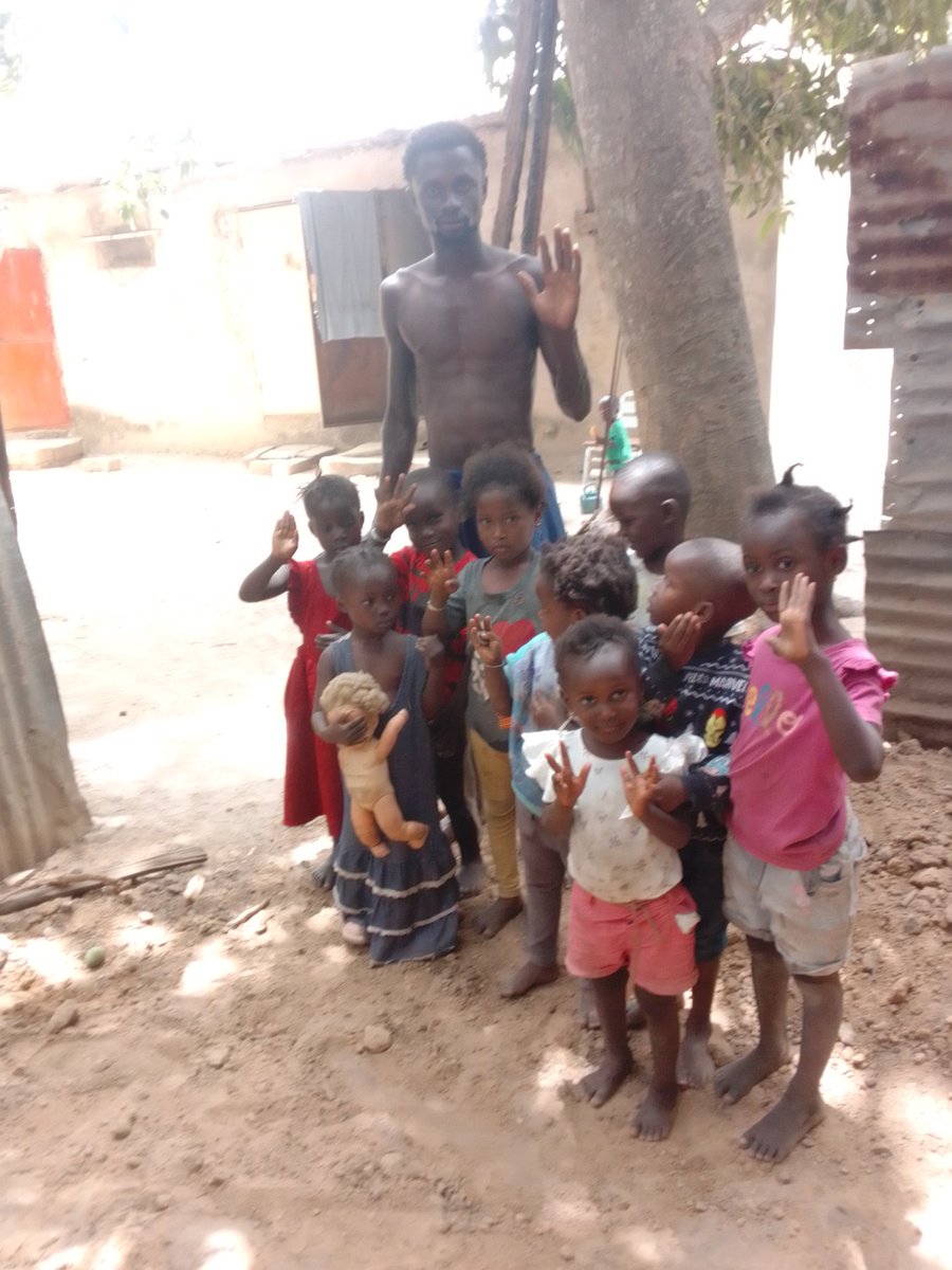Ismaila73401178's tweet photo. WE NEED HELP FOR THE CHILDREN TO SURVIVE PLEASE HELP us 😭🙏🏾😭 https://t.co/1ue1S4xLIz