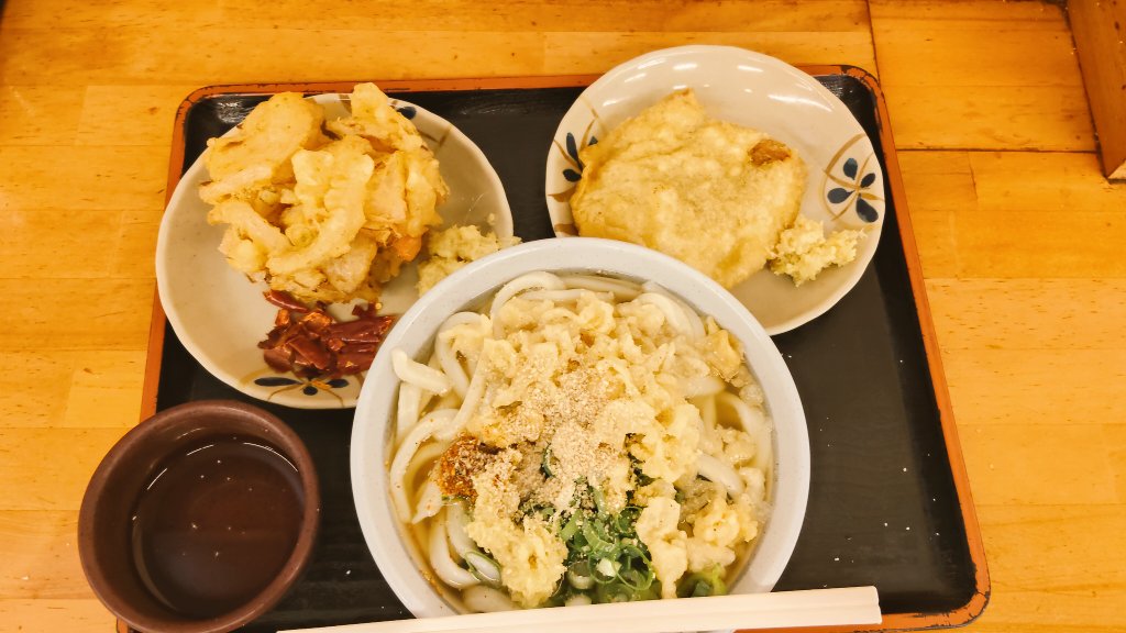 voxCatCouple's tweet photo. サーフィン車中泊４９日目

🍴今日の朝食🍴

うどん県民御用達のうどん店

なぜ御用達かというと
腰は少なめですがボリュームが😅
これで小サイズなんです😲
天ぷらもでかい😊

天かすは取り放ですが
ネギは違います

でもこれで620円は安いですよね👍

美味しかったなぁ🥰

#朝食 #車中泊  #うどん https://t.co/Ax5dBBMLXj