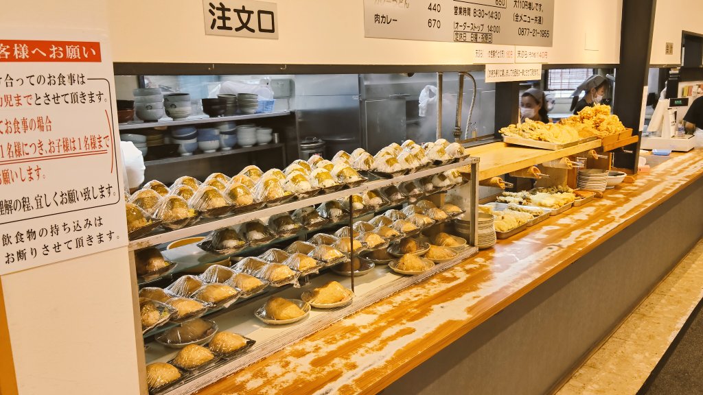 voxCatCouple's tweet photo. サーフィン車中泊４９日目

🍴今日の朝食🍴

うどん県民御用達のうどん店

なぜ御用達かというと
腰は少なめですがボリュームが😅
これで小サイズなんです😲
天ぷらもでかい😊

天かすは取り放ですが
ネギは違います

でもこれで620円は安いですよね👍

美味しかったなぁ🥰

#朝食 #車中泊  #うどん https://t.co/Ax5dBBMLXj