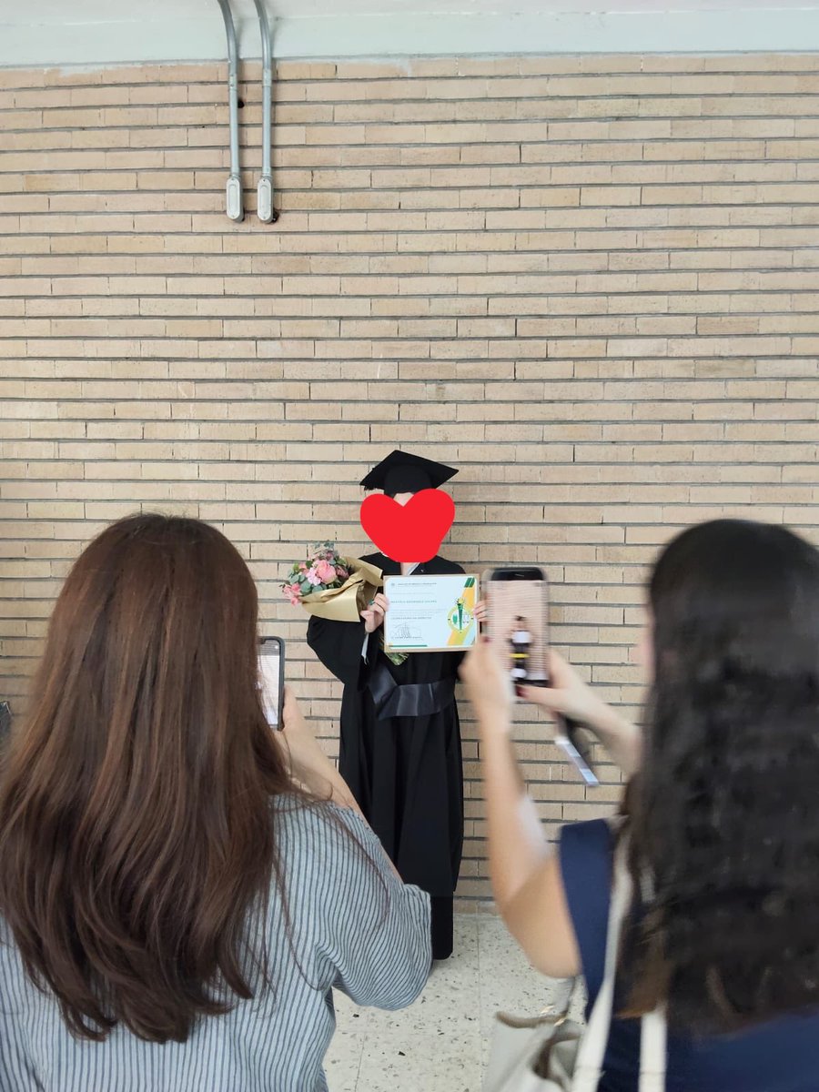 lavzosan's tweet photo. ME GRADUÉ CON HONORES DE LA FACULTAD😭😭😭 https://t.co/02l6bSCKQk