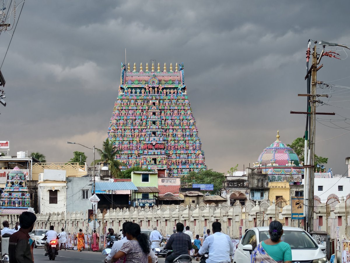 Kothaiselvan21's tweet photo. 🚩Adi Kumbeshwarar Temple, KUMBAKONAM!

Majestic view of Rajagopuram under dramatic dark clouds!
Temple City's unmatchable Beauty!🤩
#Kumbakonam https://t.co/rxjNi474XT