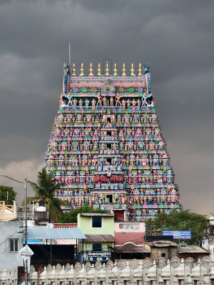 Kothaiselvan21's tweet photo. 🚩Adi Kumbeshwarar Temple, KUMBAKONAM!

Majestic view of Rajagopuram under dramatic dark clouds!
Temple City's unmatchable Beauty!🤩
#Kumbakonam https://t.co/rxjNi474XT