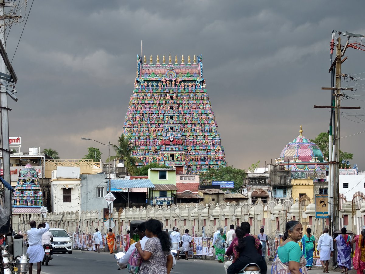 Kothaiselvan21's tweet photo. 🚩Adi Kumbeshwarar Temple, KUMBAKONAM!

Majestic view of Rajagopuram under dramatic dark clouds!
Temple City's unmatchable Beauty!🤩
#Kumbakonam https://t.co/rxjNi474XT