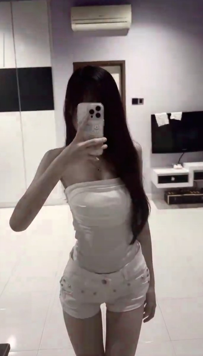 youmo44's tweet photo. 你们是喜欢身材多一点，还是颜值多一点呀😗😉 https://t.co/s2elgTATRZ