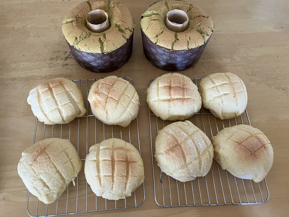 m162971s's tweet photo. 本日の夜勤前クッキング🍞

メロンパンと抹茶シフォンが出来ました٩(๑>∀<๑)۶ https://t.co/jlZU8hG22B