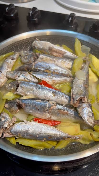 mordsithV's tweet photo. Eating Jolibee is not an everyday diet. See Exhibit A below, the real everyday Filipino food we eat when you're not around. https://t.co/B5cKjxkw0l