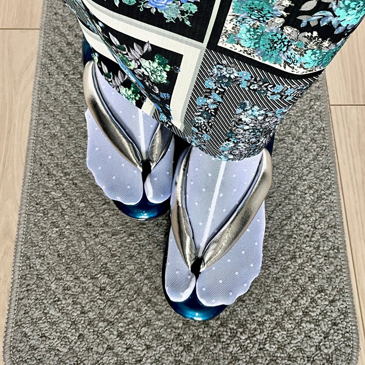 MeGamba12's tweet photo. 5月なのにこの暑さなのでセオ解禁

華やかスカーフローズに
清楚なコルセット風の帯
ヘドレは着物と薔薇つながり
小物と草履は青で統一して爽やかに💙

着物･草履 @furifufurifu 
帯 @MIKISAKURA11 
半衿･帯揚げ @tsubaki_an 
ヘドレ @latelierbonbon 

 https://t.co/vNVtnInHUX

 #きものレシピ https://t.co/5DdhE1wA70