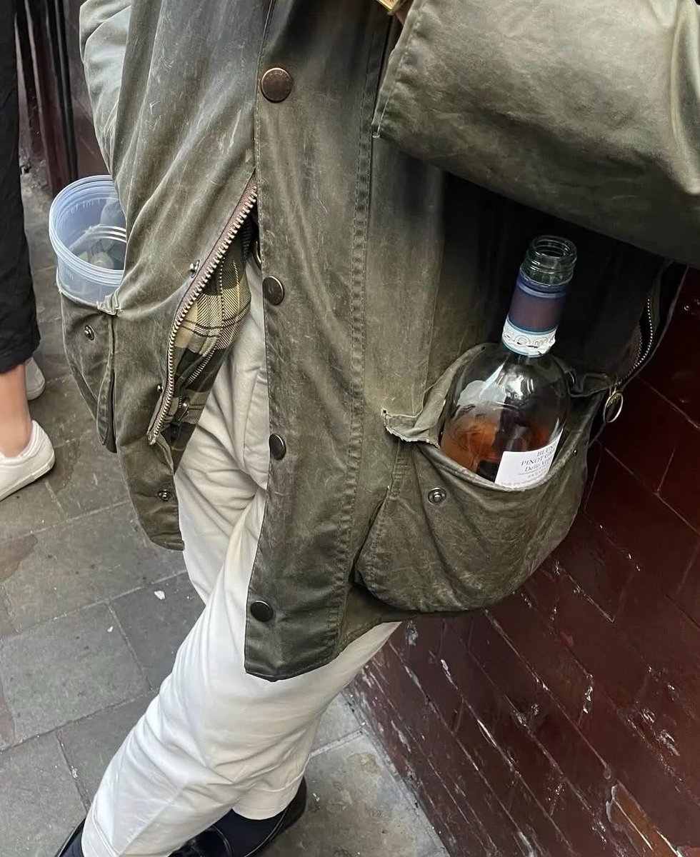 alecttrona's tweet photo. Barbour jackets are very functional https://t.co/QAmWgL551e