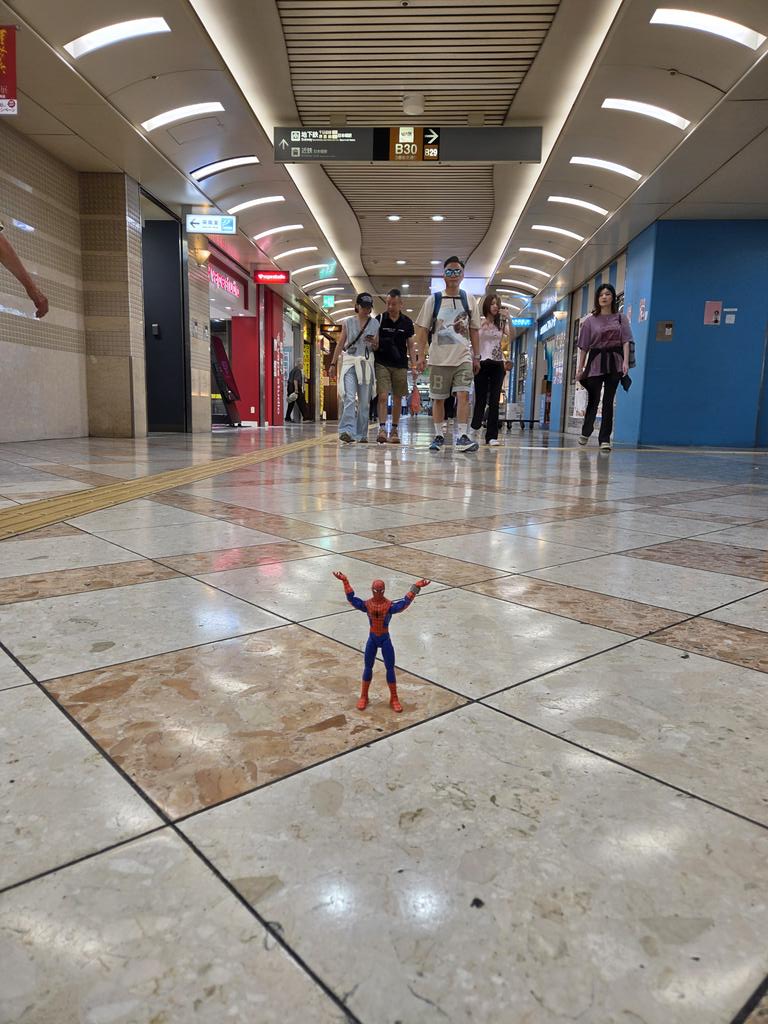 ManPouch's tweet photo. @RMBee I am in an underground mall in Osaka.  There's nothing but backrooms here. https://t.co/adRhDpAEyK