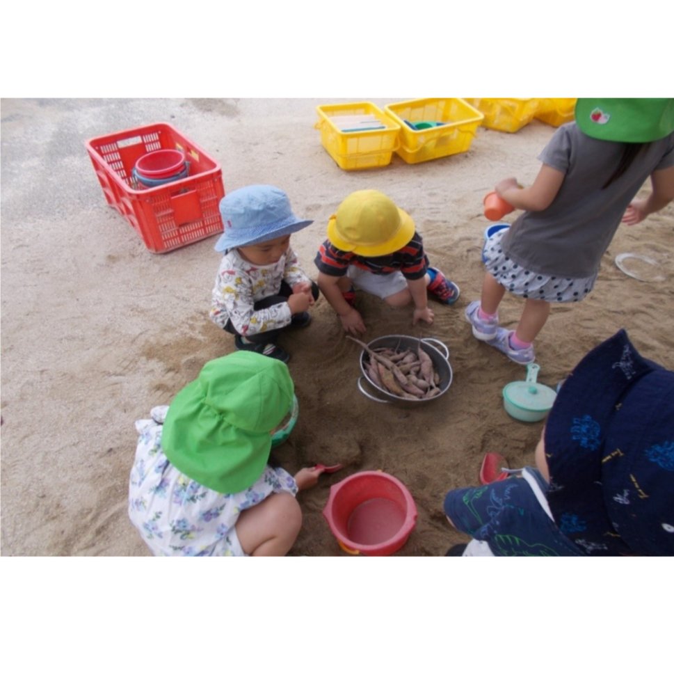 aichi_chitacity's tweet photo. 【地域の子育て支援「あそび広場」開催中🌈】

対象:２歳児を中心とした未就園のお子さんと保護者
すべて屋外のあそびです（雨天延期）
時間:10:00～11:30
初めての方も、ぜひ気軽にのぞいてみてくださいね

連絡先：幼児保育課　☎0562-36-2659
https://t.co/tY3cvcQzX5 https://t.co/FZA3tkv0K8