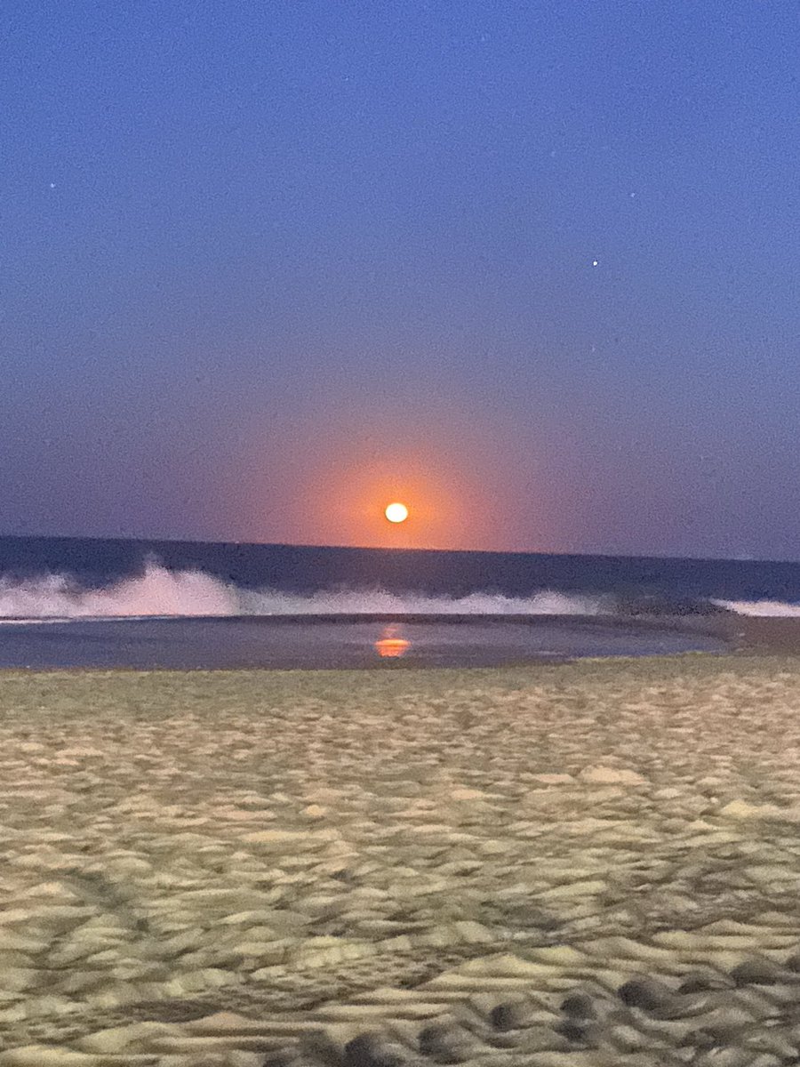 tflo_wx1317's tweet photo. PDS Moonrise! #DEwx https://t.co/uQJLSEKNkp