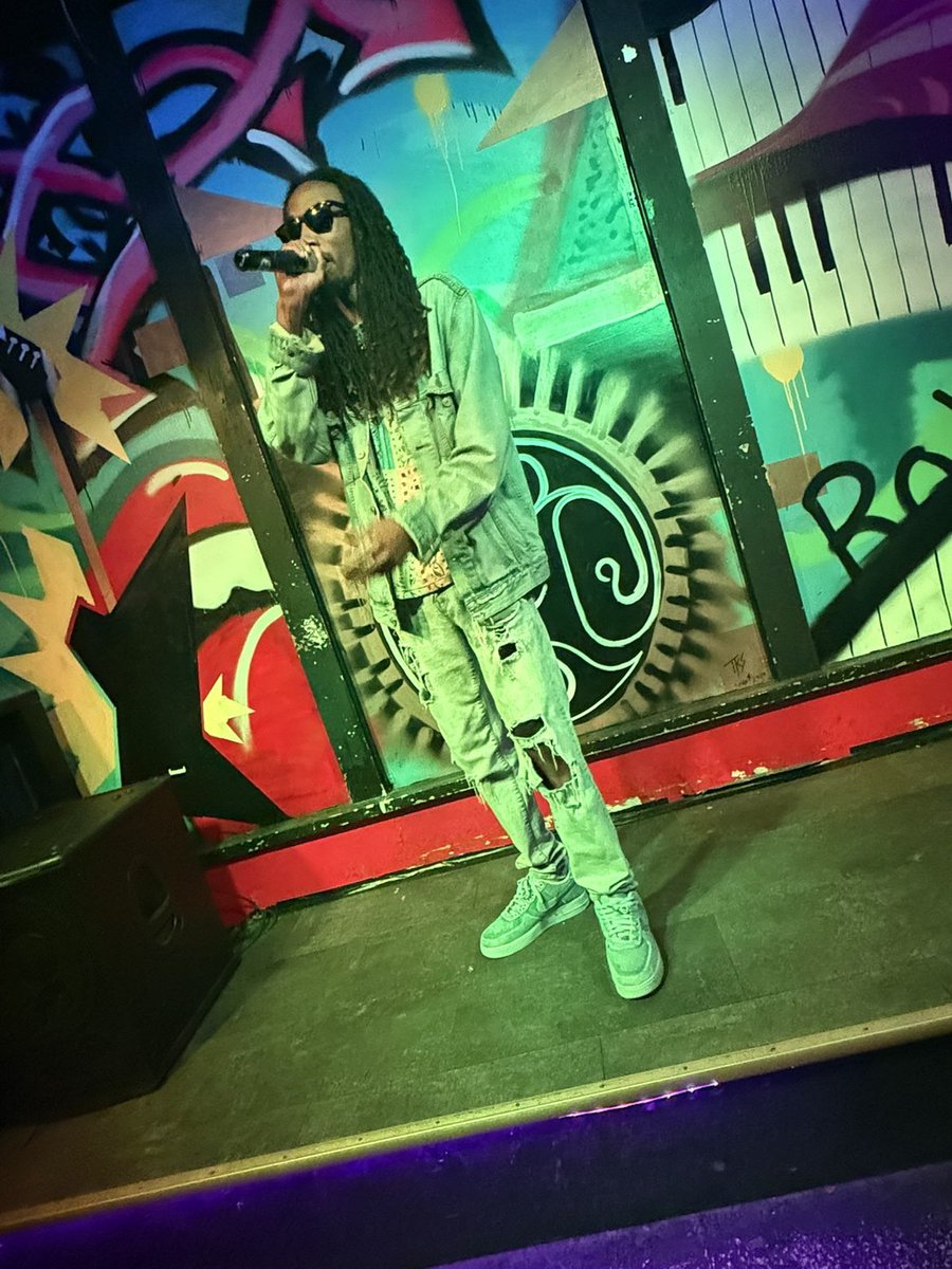 JayTheSkywalker's tweet photo. Alexa play “The Show Goes On” by Lupe Fiasco…🎤🎼 https://t.co/UN75I8KD68