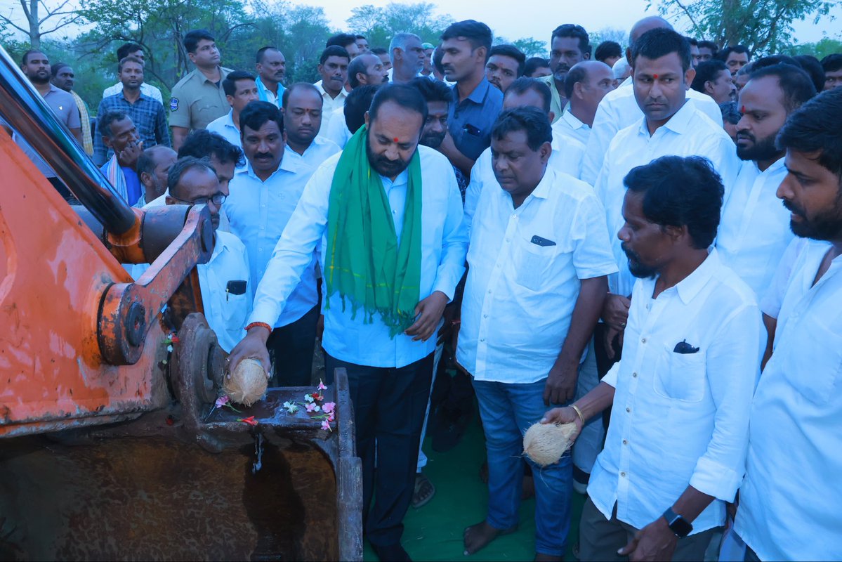 CVRROfficial's tweet photo. సుల్తానాబాద్ మండలంలోని గర్రెపల్లి, బొంతకుంటపల్లి, రంగంపల్లి, కోమండ్లపల్లి, నీరుకుల్లా గ్రామంలోని రైతులకు ఎల్లమ్మ కాలువ ద్వారా  చివరి ఆయకట్టు వరకు సాగునీరు అందించేందుకు ఆదివారం రోజున ₹ 20 లక్షల రూపాయలతో కాల్వపూడికతీత పనులను ప్రారంభించడం జరిగింది..

@revanth_anumula @UttamINC https://t.co/30Ye5zz3yc