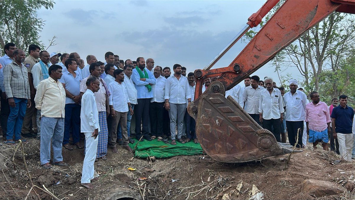 CVRROfficial's tweet photo. సుల్తానాబాద్ మండలంలోని గర్రెపల్లి, బొంతకుంటపల్లి, రంగంపల్లి, కోమండ్లపల్లి, నీరుకుల్లా గ్రామంలోని రైతులకు ఎల్లమ్మ కాలువ ద్వారా  చివరి ఆయకట్టు వరకు సాగునీరు అందించేందుకు ఆదివారం రోజున ₹ 20 లక్షల రూపాయలతో కాల్వపూడికతీత పనులను ప్రారంభించడం జరిగింది..

@revanth_anumula @UttamINC https://t.co/30Ye5zz3yc