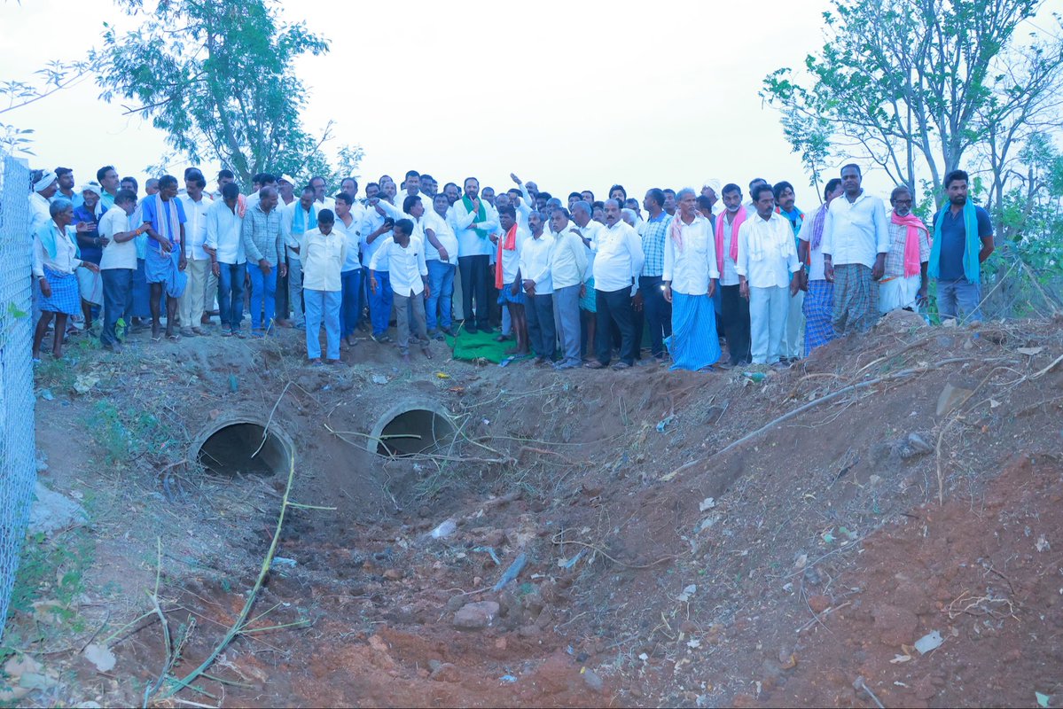 CVRROfficial's tweet photo. సుల్తానాబాద్ మండలంలోని గర్రెపల్లి, బొంతకుంటపల్లి, రంగంపల్లి, కోమండ్లపల్లి, నీరుకుల్లా గ్రామంలోని రైతులకు ఎల్లమ్మ కాలువ ద్వారా  చివరి ఆయకట్టు వరకు సాగునీరు అందించేందుకు ఆదివారం రోజున ₹ 20 లక్షల రూపాయలతో కాల్వపూడికతీత పనులను ప్రారంభించడం జరిగింది..

@revanth_anumula @UttamINC https://t.co/30Ye5zz3yc