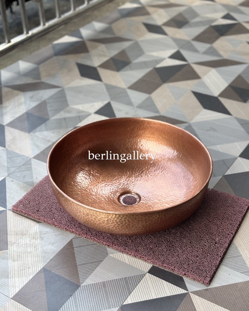 Berlingallery_'s tweet photo. Wastafel Tembaga Lingkaran Finishing Coklat

Dibuat dari plat tembaga ketebalan 1,hatikan detail bentuk, proporsi, dan kualitas hasil akhir.5 mm dengan pengerjaan manual yang memper

WhatsApp: 085867985793

#WastafelTembaga #WastafelLingkaran #TembagaHandmade #BathroomInterior https://t.co/pAUPeP0bDm