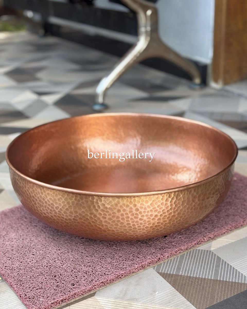 Berlingallery_'s tweet photo. Wastafel Tembaga Lingkaran Finishing Coklat

Dibuat dari plat tembaga ketebalan 1,hatikan detail bentuk, proporsi, dan kualitas hasil akhir.5 mm dengan pengerjaan manual yang memper

WhatsApp: 085867985793

#WastafelTembaga #WastafelLingkaran #TembagaHandmade #BathroomInterior https://t.co/pAUPeP0bDm