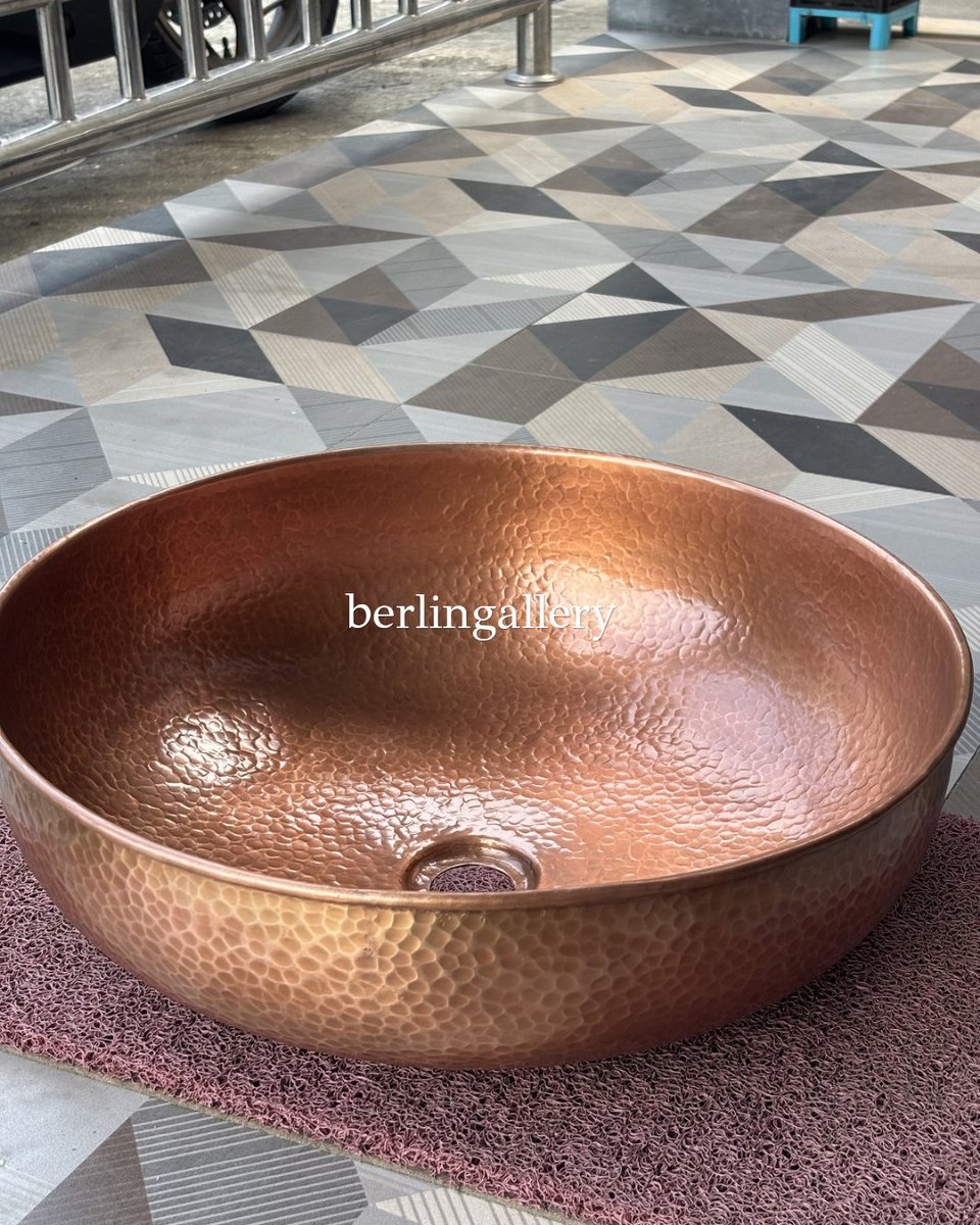 Berlingallery_'s tweet photo. Wastafel Tembaga Lingkaran Finishing Coklat

Dibuat dari plat tembaga ketebalan 1,hatikan detail bentuk, proporsi, dan kualitas hasil akhir.5 mm dengan pengerjaan manual yang memper

WhatsApp: 085867985793

#WastafelTembaga #WastafelLingkaran #TembagaHandmade #BathroomInterior https://t.co/pAUPeP0bDm