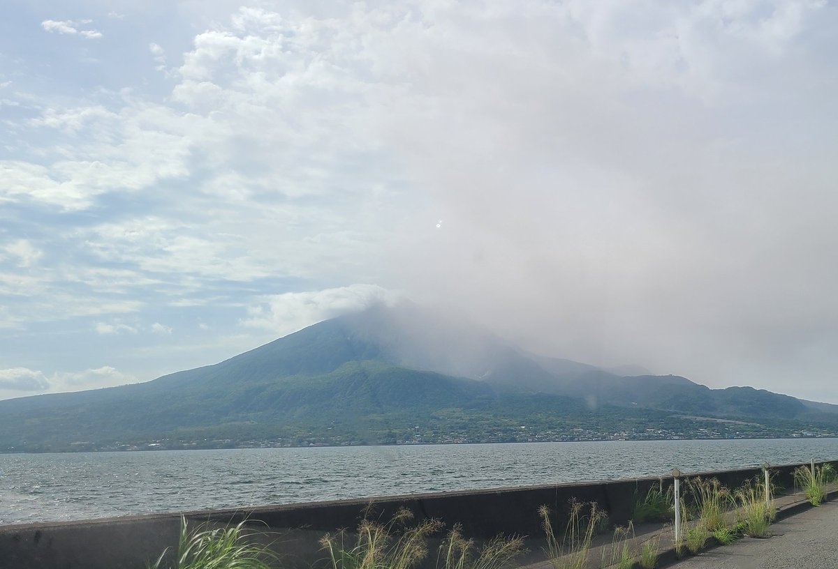 you_moonlight's tweet photo. 桜島をうっすらと覆っているのは…。
雲ではなくて火山灰😱
鹿児島市の与次郎や下荒田付近へ灰が流れている…。
車から降りたら即！硫黄臭😵
#桜島
#火山灰
#鹿児島 https://t.co/3GrWW0Tut7