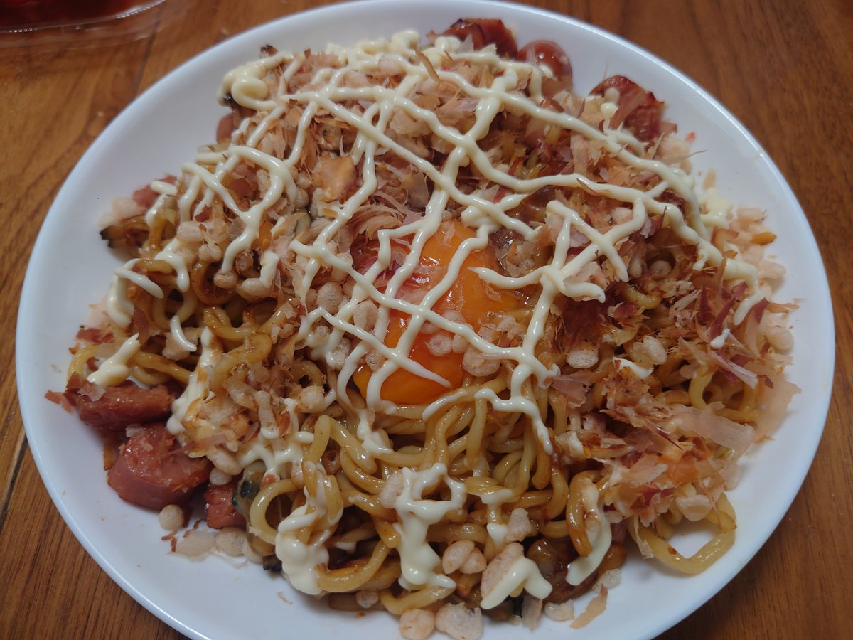 o_radical's tweet photo. 朝から作った究極の焼きそばととん汁と共に🍻 https://t.co/j0KQiVzPJO