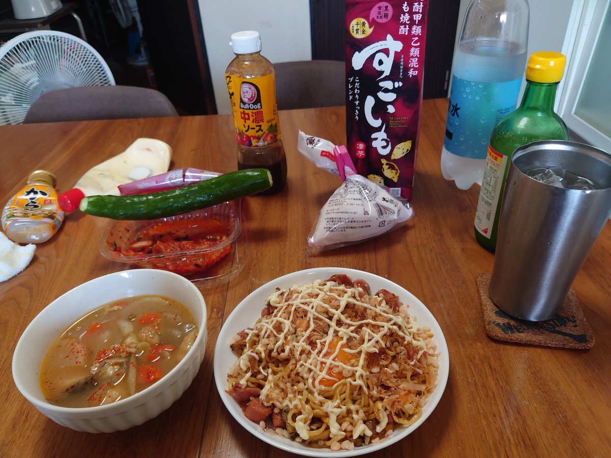 o_radical's tweet photo. 朝から作った究極の焼きそばととん汁と共に🍻 https://t.co/j0KQiVzPJO