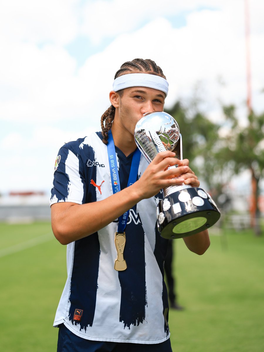 Rayados_FB's tweet photo. #Sub15 | El orgullo de portar este escudo y levantar la Copa. 🔵⚪ 🏆 https://t.co/tQb6RYdg0U