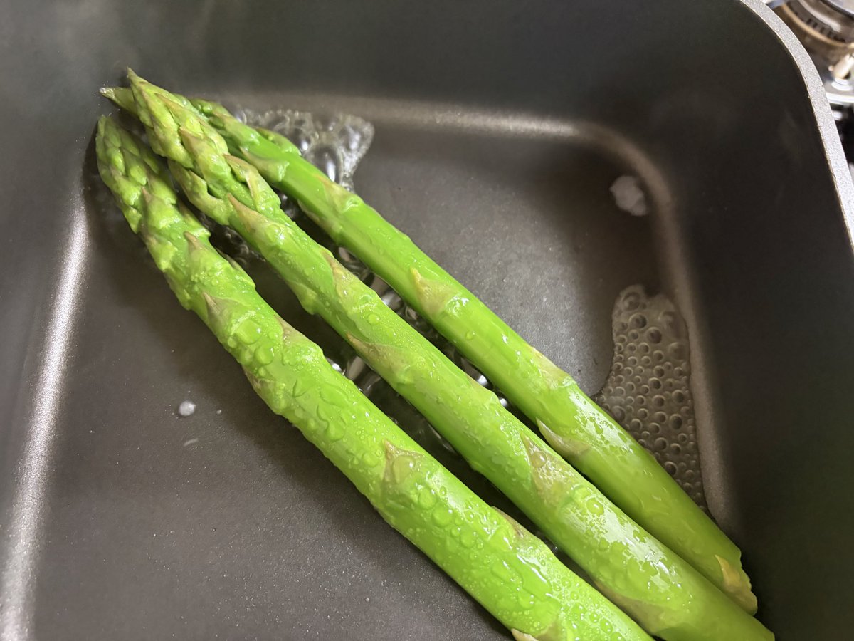 fuminconote's tweet photo. 母から届いたアスパラ🌱
荷物を受け取って、すぐ食べた😆

一番好きな食べ方は、フライパンに大さじ1の水を入れて1分だけ蒸し焼き。
それを味噌マヨネーズ1:1で食べる🍳✨

北海道の旬ど真ん中のアスパラの味は、一度知ってしまうと、この時期に食べなきゃ気が済まなくなる味✨
アスパラの概念変わる… https://t.co/PRc9gpCtLc