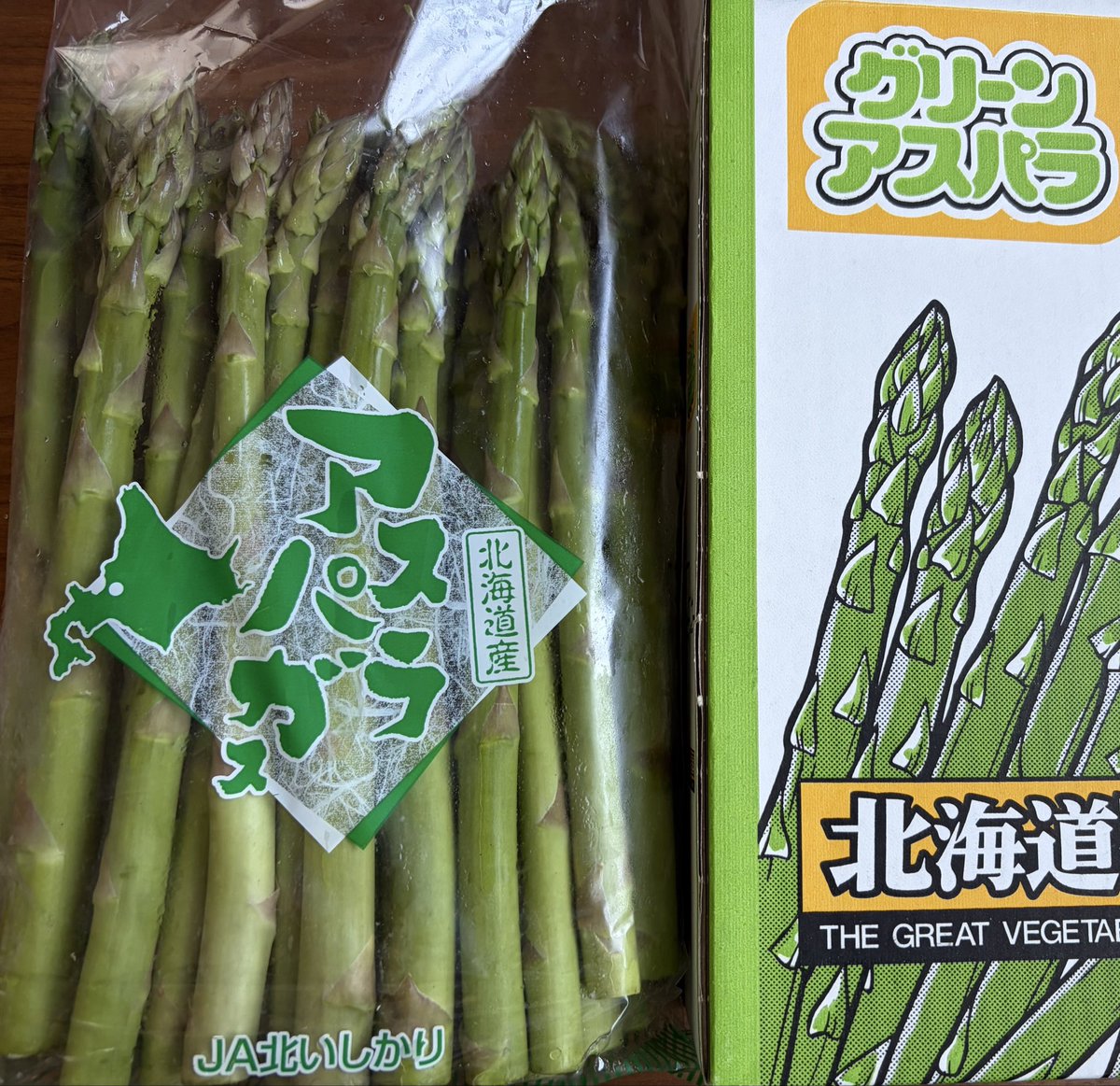 fuminconote's tweet photo. 母から届いたアスパラ🌱
荷物を受け取って、すぐ食べた😆

一番好きな食べ方は、フライパンに大さじ1の水を入れて1分だけ蒸し焼き。
それを味噌マヨネーズ1:1で食べる🍳✨

北海道の旬ど真ん中のアスパラの味は、一度知ってしまうと、この時期に食べなきゃ気が済まなくなる味✨
アスパラの概念変わる… https://t.co/PRc9gpCtLc