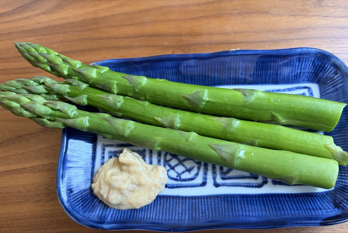fuminconote's tweet photo. 母から届いたアスパラ🌱
荷物を受け取って、すぐ食べた😆

一番好きな食べ方は、フライパンに大さじ1の水を入れて1分だけ蒸し焼き。
それを味噌マヨネーズ1:1で食べる🍳✨

北海道の旬ど真ん中のアスパラの味は、一度知ってしまうと、この時期に食べなきゃ気が済まなくなる味✨
アスパラの概念変わる… https://t.co/PRc9gpCtLc