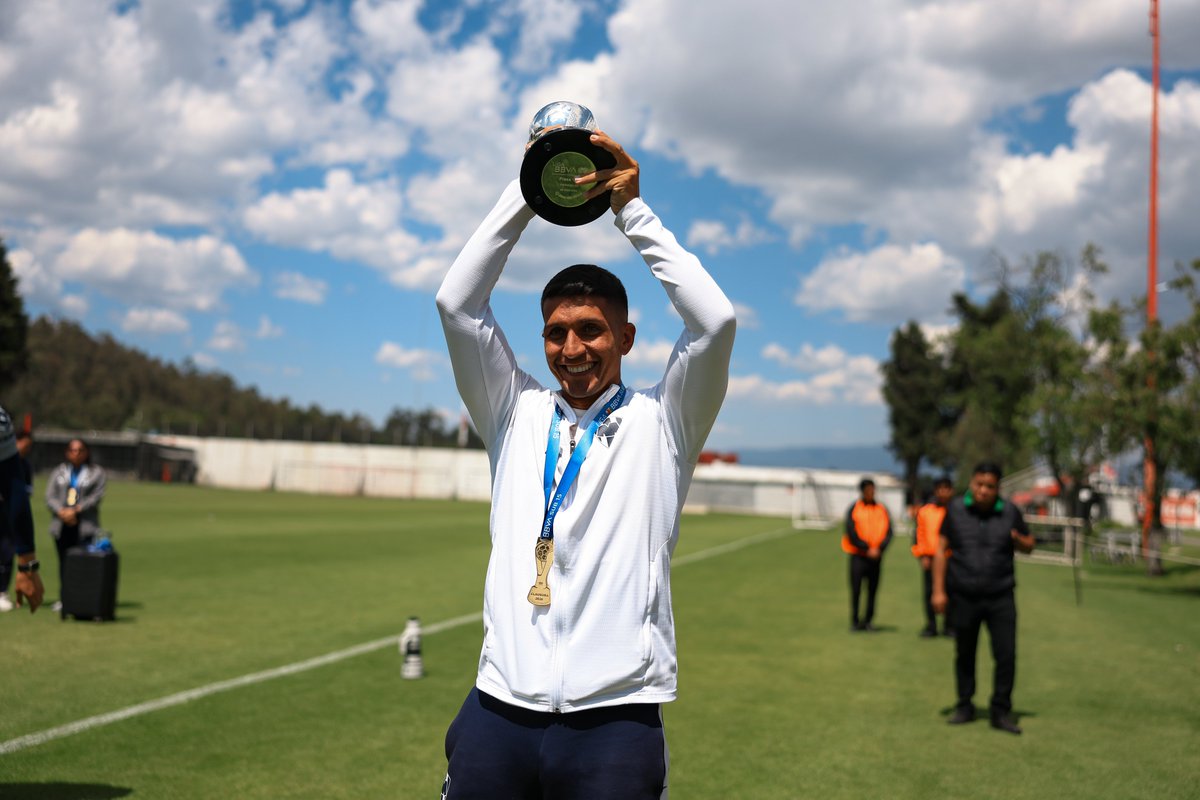 Rayados_FB's tweet photo. #Sub15 | El orgullo de portar este escudo y levantar la Copa. 🔵⚪ 🏆 https://t.co/tQb6RYdg0U