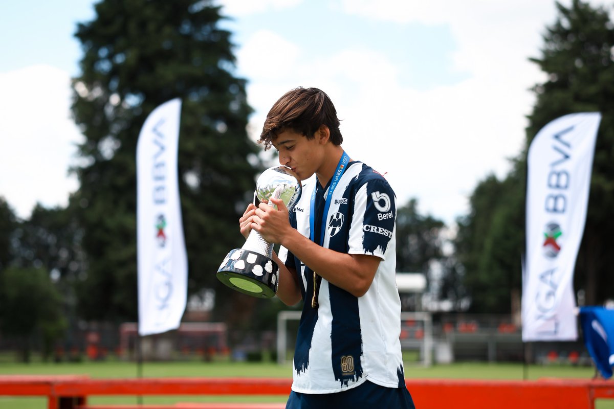 Rayados_FB's tweet photo. #Sub15 | El orgullo de portar este escudo y levantar la Copa. 🔵⚪ 🏆 https://t.co/tQb6RYdg0U