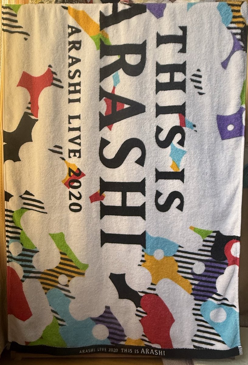 6toAe's tweet photo. 嵐のものだけ入れるって決めてたDVDラックにもFiveを収納し、残すはラストライブの円盤のみ。

遡って全部を集めることは諦めたけど収まり良くて大満足✨

ラストライブの円盤入れなきゃだから本は移動かな💦

バスタオルがジャストサイズに目隠しになって嵐の存在感引き立ててるのお気に入り💛 https://t.co/3GVfoJuY8a