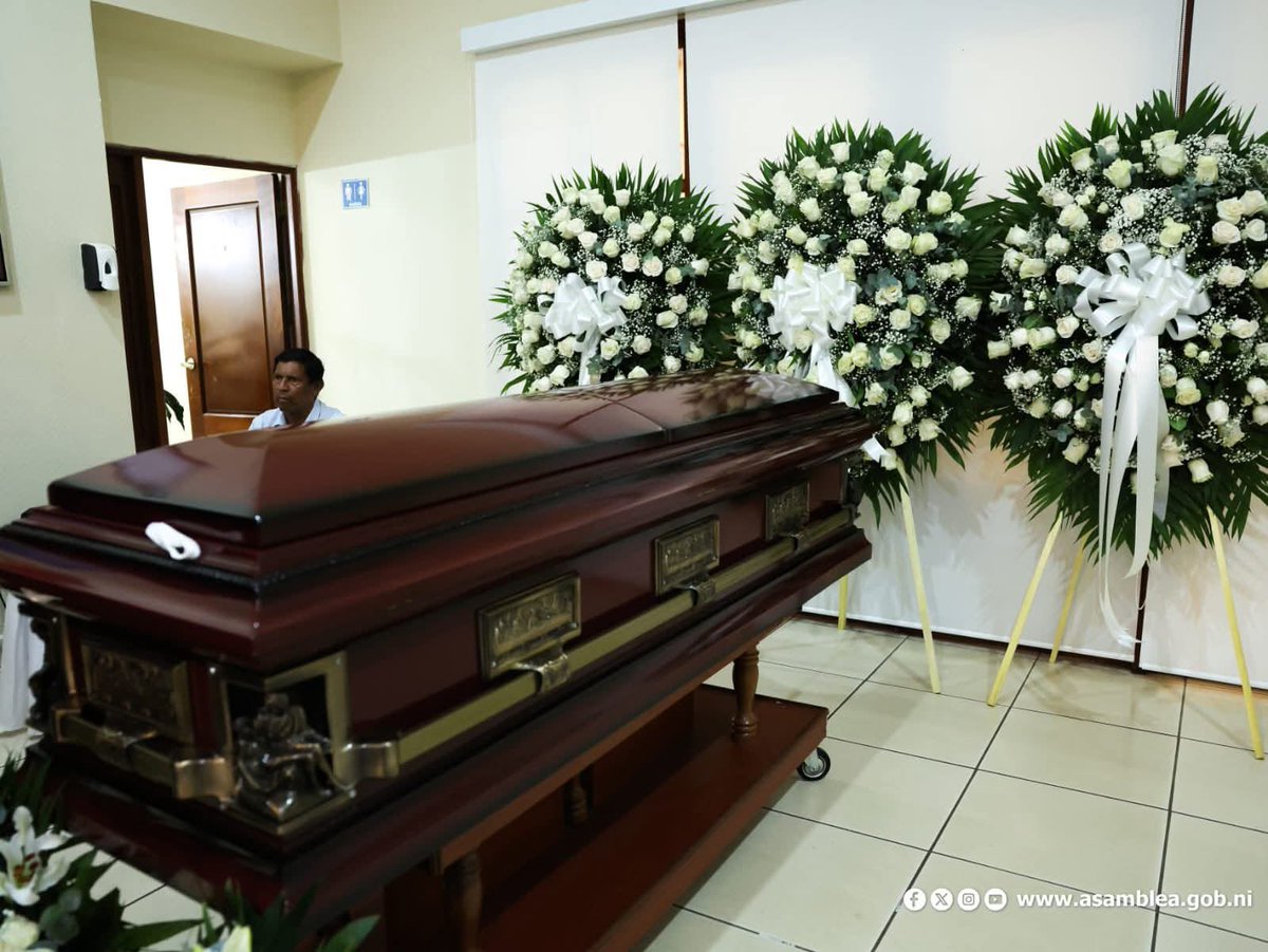 lamesaredondan1's tweet photo. Primeras fotografías de la vela del preso político y líder miskito Brooklyn Rivera en la funeraria Sierras de Paz en Managua.
La dictadura envió a sus funcionarios sandinistas al lugar.
#LaMesaRedonda https://t.co/AZ2NfJARfU