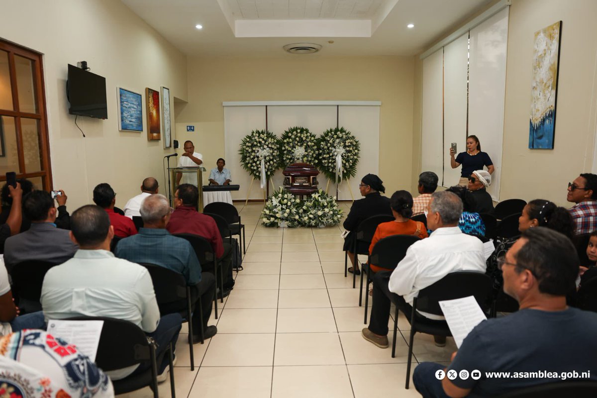 lamesaredondan1's tweet photo. Primeras fotografías de la vela del preso político y líder miskito Brooklyn Rivera en la funeraria Sierras de Paz en Managua.
La dictadura envió a sus funcionarios sandinistas al lugar.
#LaMesaRedonda https://t.co/AZ2NfJARfU