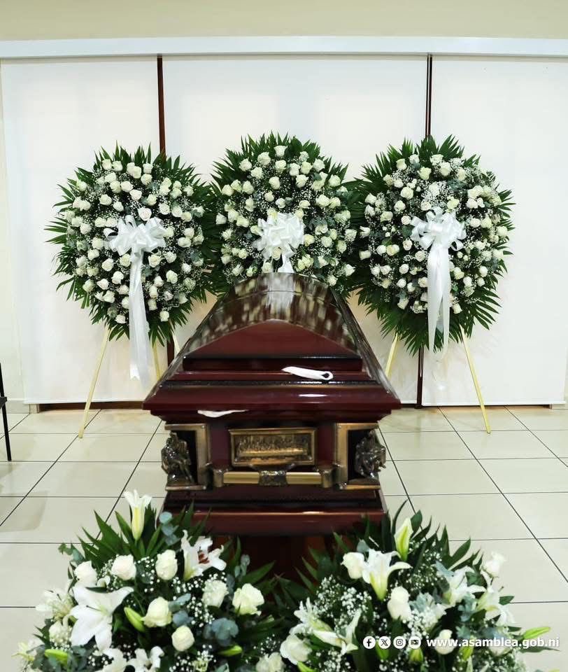 lamesaredondan1's tweet photo. Primeras fotografías de la vela del preso político y líder miskito Brooklyn Rivera en la funeraria Sierras de Paz en Managua.
La dictadura envió a sus funcionarios sandinistas al lugar.
#LaMesaRedonda https://t.co/AZ2NfJARfU
