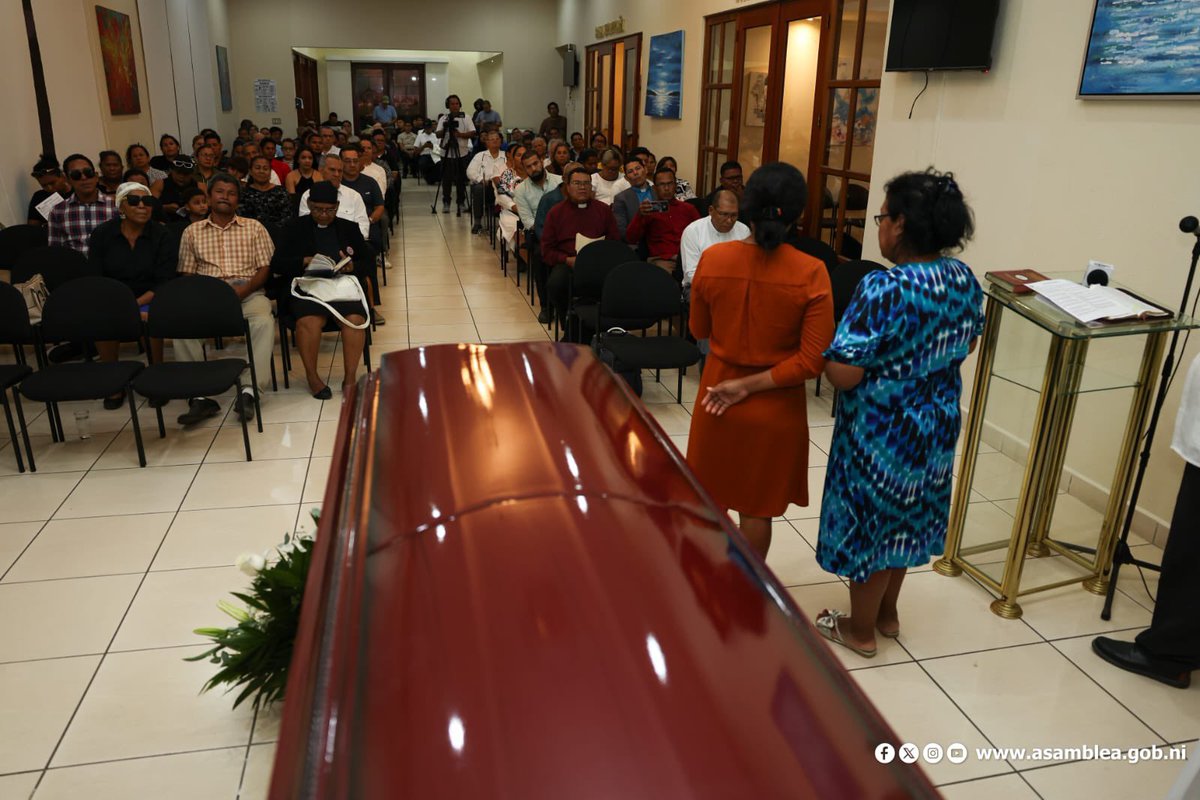 lamesaredondan1's tweet photo. Primeras fotografías de la vela del preso político y líder miskito Brooklyn Rivera en la funeraria Sierras de Paz en Managua.
La dictadura envió a sus funcionarios sandinistas al lugar.
#LaMesaRedonda https://t.co/AZ2NfJARfU
