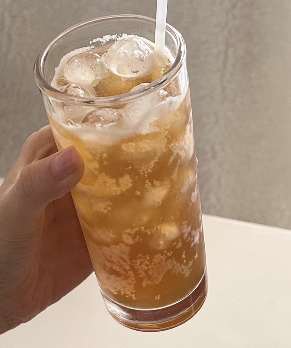ashitaka_black's tweet photo. 私もこれ飲んでるけど、どんだけ夜バカ食いしてもこれ飲んで寝たら次の日お腹ぺったんこなっててガチビビるから‼️w w w wしかも体重も増えてないし安心。普通に精神安定剤なってる🥺w w w https://t.co/rwpQw626ir