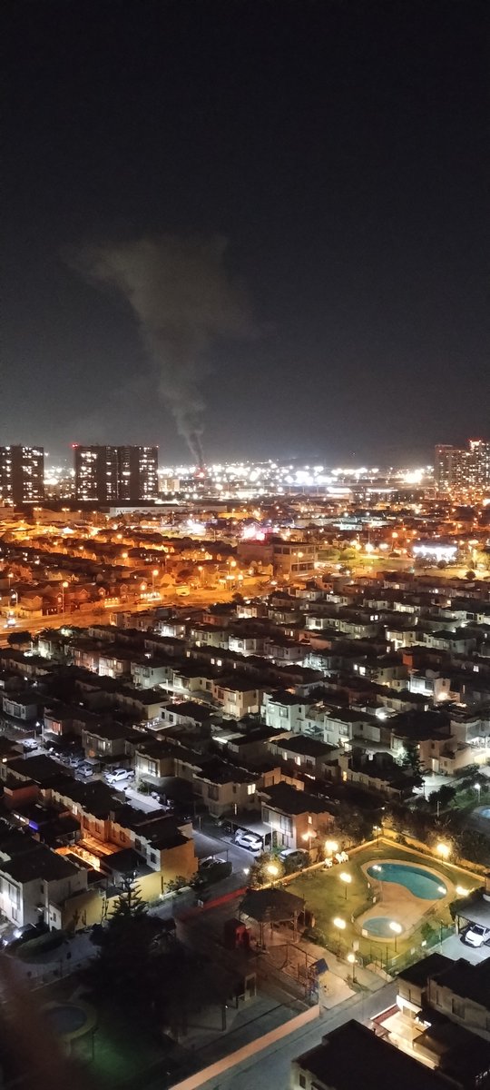 MaCern18's tweet photo. #antofagasta una hoguera enorme en el sector de la Chimba para variar. Seguro en la noche y mañana estaremos con olor nauseabundo @bomberos_antof @AntofagastaMuni @SachaRazmilic @SeremiSalud2 @CarabAntof https://t.co/Buz1Qrodfo