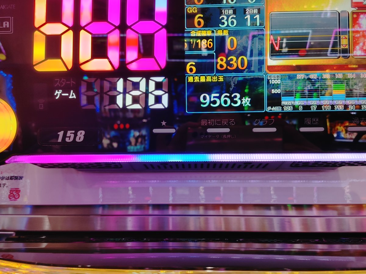 HIROKI_LBC's tweet photo. 10年以来封印していたスロットに、朝一3本で二連からの700代ハマリ。薄い連荘で0.8位のプラスからのドハマり、空いていた前日1.3万枚吐き出した空いていた台も深いハマリは無くその後7000枚放出やもう一台も似た様な感じ。泣く泣く超ローテンションでプレイしていると500回転でガイヤ。

#ゴット https://t.co/5VqLVOiuh5