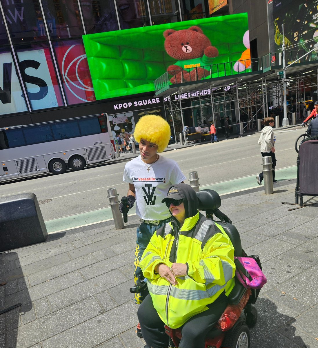 FlashRiviero's tweet photo. Thank you lightning squad for coming out to my performance in time square ⚡️I love you guys dearly! 🤍⚡️💛 https://t.co/23qaeDqeIS