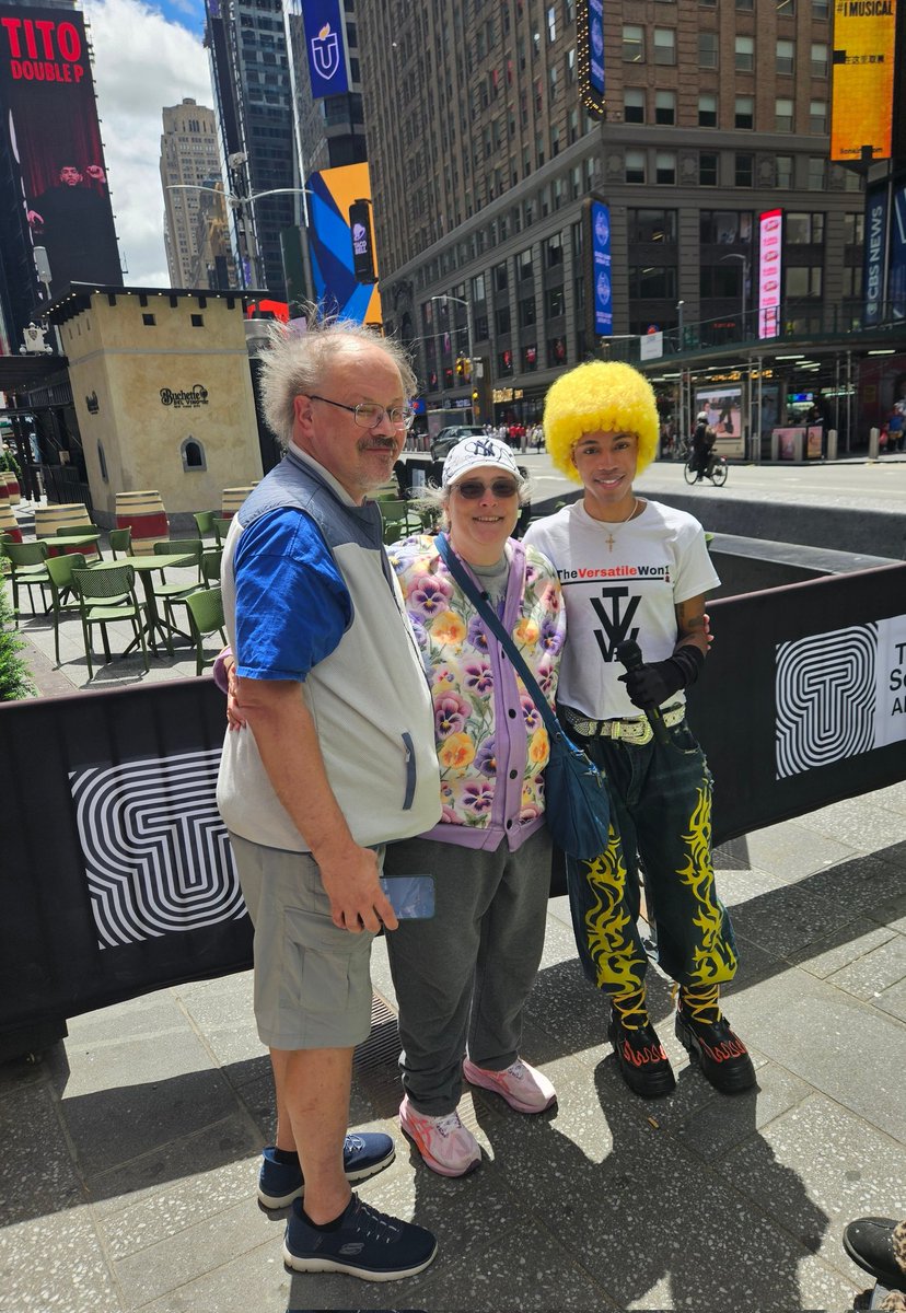 FlashRiviero's tweet photo. Thank you lightning squad for coming out to my performance in time square ⚡️I love you guys dearly! 🤍⚡️💛 https://t.co/23qaeDqeIS