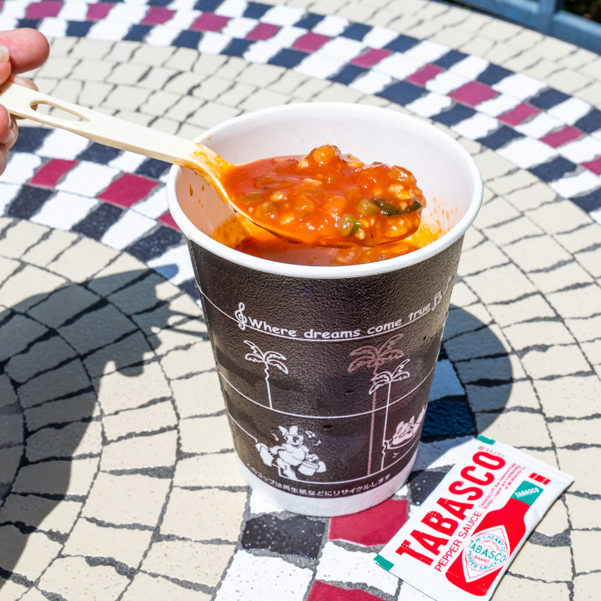 MezzoMikiD's tweet photo. 6月1日からは冷製に！
東京ディズニーランド「カフェ・オーリンズ」冷製ガンボスープ
タバスコをお好みで入れていただきます☆
https://t.co/QXlfeXFdrF https://t.co/qjj6UrFLhy