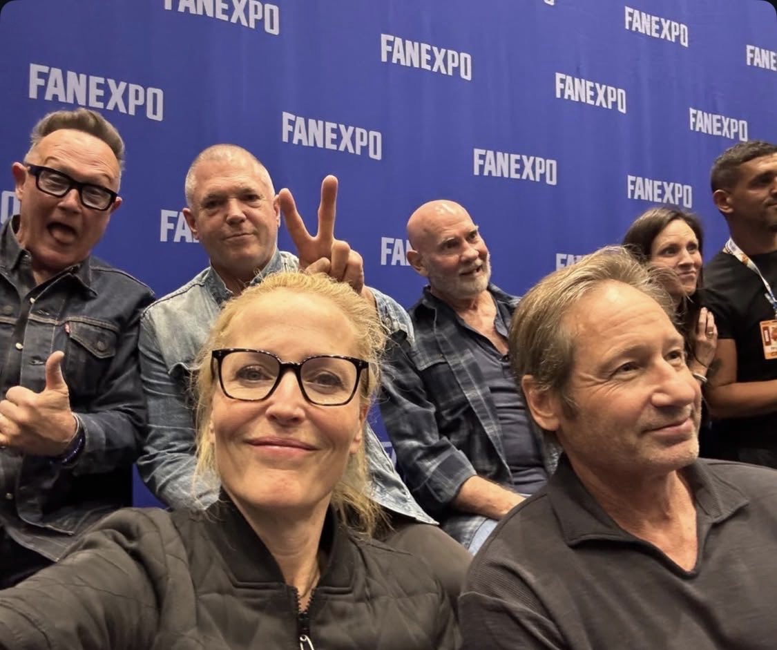 robertpatrickT2's tweet photo. A completely normal group with absolutely no unresolved alien trauma. 😂🛸 #thexfiles 

Had one hell of a time at FAN EXPO Denver. Huge thanks to the entire @fanexpodenver crew and everybody who came out to see us. Y’all made this weekend just amazing! https://t.co/XuTyleNfUV