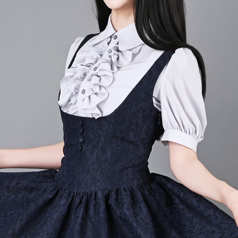 NOS_PROJECT's tweet photo. 【pick up】クロエ・ワンピース　ネイビー

深めのUラインの襟元と、膝下までのミモレ丈が特徴的なクラシカルワンピース。
ヒップラインにかけてキュッと上がるバッスルシルエットが、程よいクラシカル感を演出。 https://t.co/YiFrgeuoCj