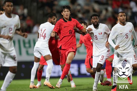 holazuni's tweet photo. 🚨 South Korea suffer first major World Cup camp blow

Cho Yu-min has been ruled out of the 2026 FIFA World Cup after suffering a partial tear to the plantar fascia in his right foot during Korea’s 5-0 friendly win over Trinidad & Tobago.

The Sharjah centre-back is expected to be out for around 8 weeks.

🇰🇷 Replacement confirmed:
Cho Wi-je of Jeonbuk Hyundai Motors has been promoted from training partner to Korea’s final 26-man World Cup squad.
A huge moment for the 24-year-old defender.

📌 Why Cho Wi-je?

✅ Already in camp in Salt Lake City
✅ Registered in Korea’s 55-man preliminary list
✅ Adapted to the team’s altitude training environment
✅ Strong physical profile at 189cm
✅ Comfortable in a back three
✅ Known for aerial strength, recovery speed and defensive positioning
✅ Impressive start to life at Jeonbuk after joining from Busan IPark

Cho Yu-min’s absence is a real setback for Hong Myung-bo.
He had been one of Korea’s trusted defensive options, played a key role during the final Asian qualifiers and had built a strong partnership with close friend Kim Min-jae.
Korea’s number of players with previous World Cup experience also drops again.
But for Cho Wi-je, this is a career-changing opportunity.
From training partner to World Cup squad member.
Football can change in one moment. 🌏🔥
Next up for Korea:
🇰🇷 South Korea vs El Salvador 🇸🇻
📍 BYU South Field, Utah
🗓 4 June

For Hong Myung-bo, the priority is now clear:

No more injuries before the World Cup.

🔗[https://t.co/8hz5leH45V]