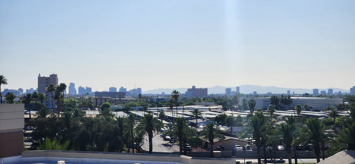 ItsReallyNotVic's tweet photo. Phoenix is prettier than I imagined it. Looking forward to checking the city out a bit. https://t.co/uHj3KiDxXa